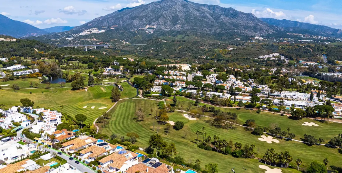 Venta de villa independiente en Aloha 125