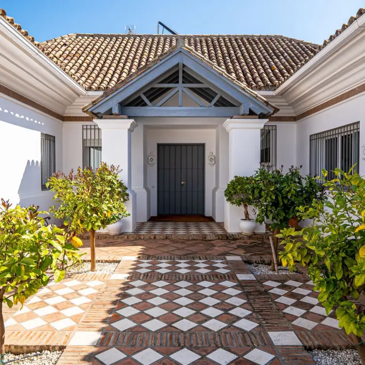 Sale of detached villa in Aloha