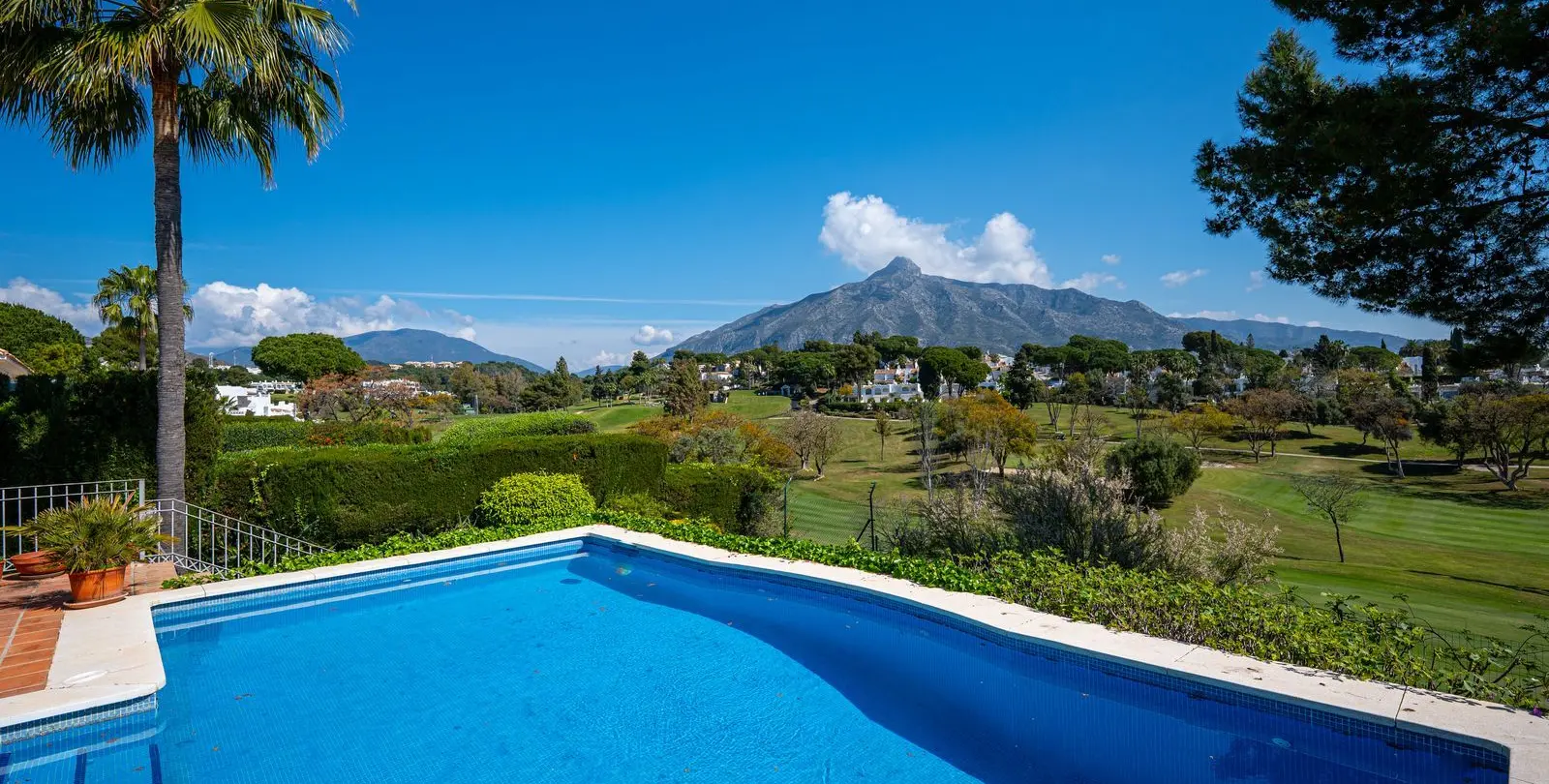 Venta de villa independiente en Aloha 62