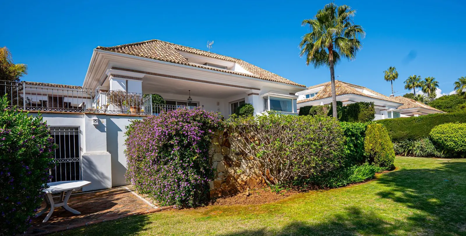 Venta de villa independiente en Aloha 66