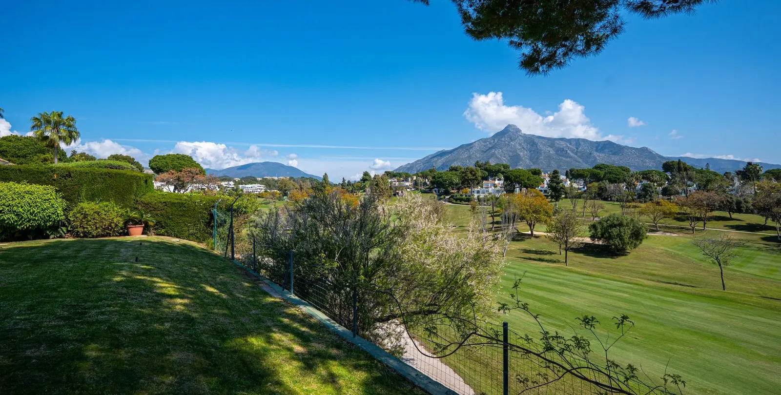 Venta de villa independiente en Aloha 67
