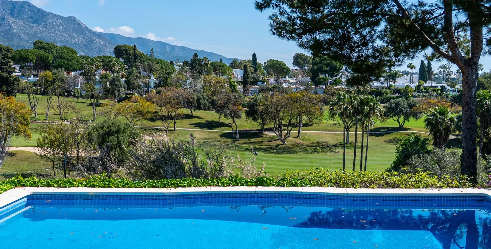 Venta de villa independiente en Aloha 76