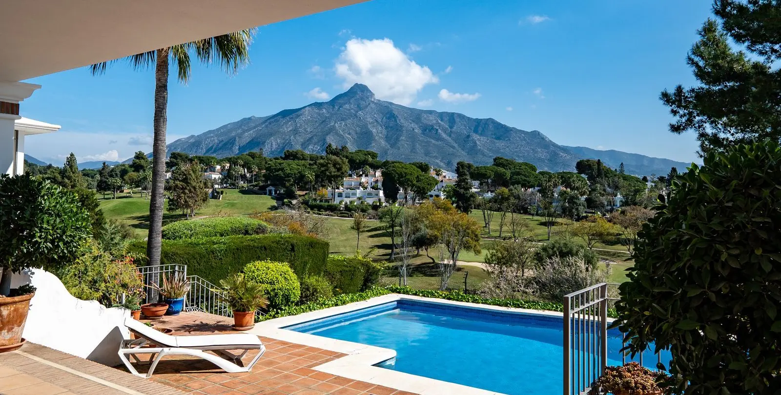 Venta de villa independiente en Aloha 77