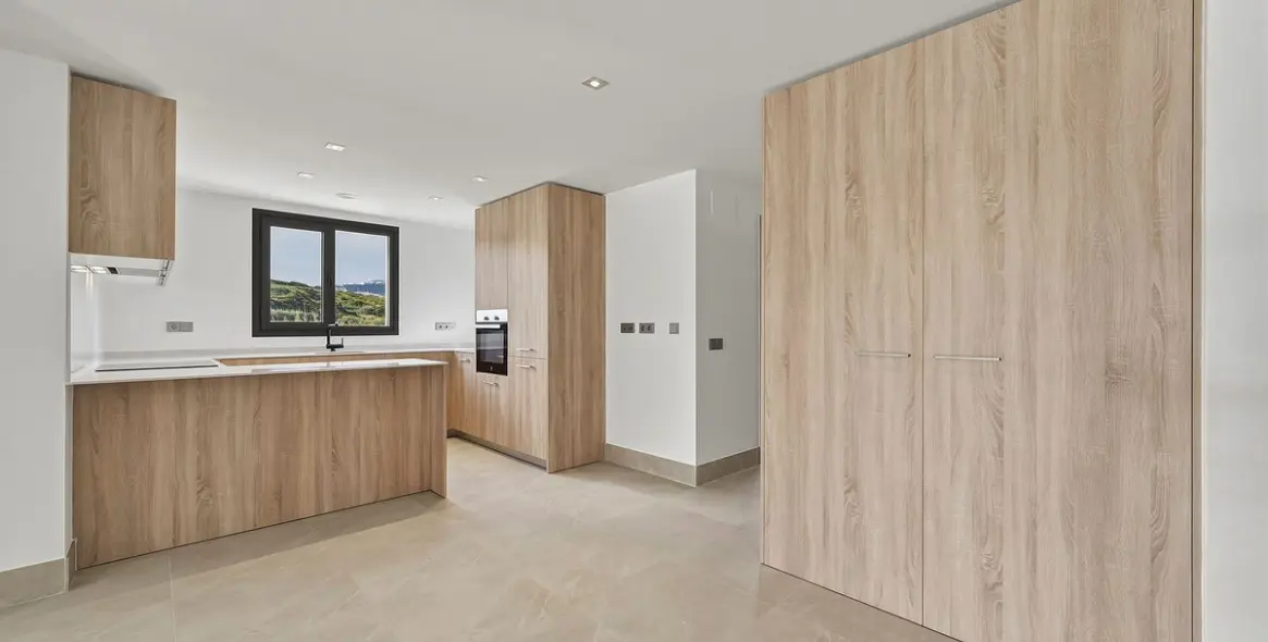 Sale of middle floor apartment in Casares Playa 21