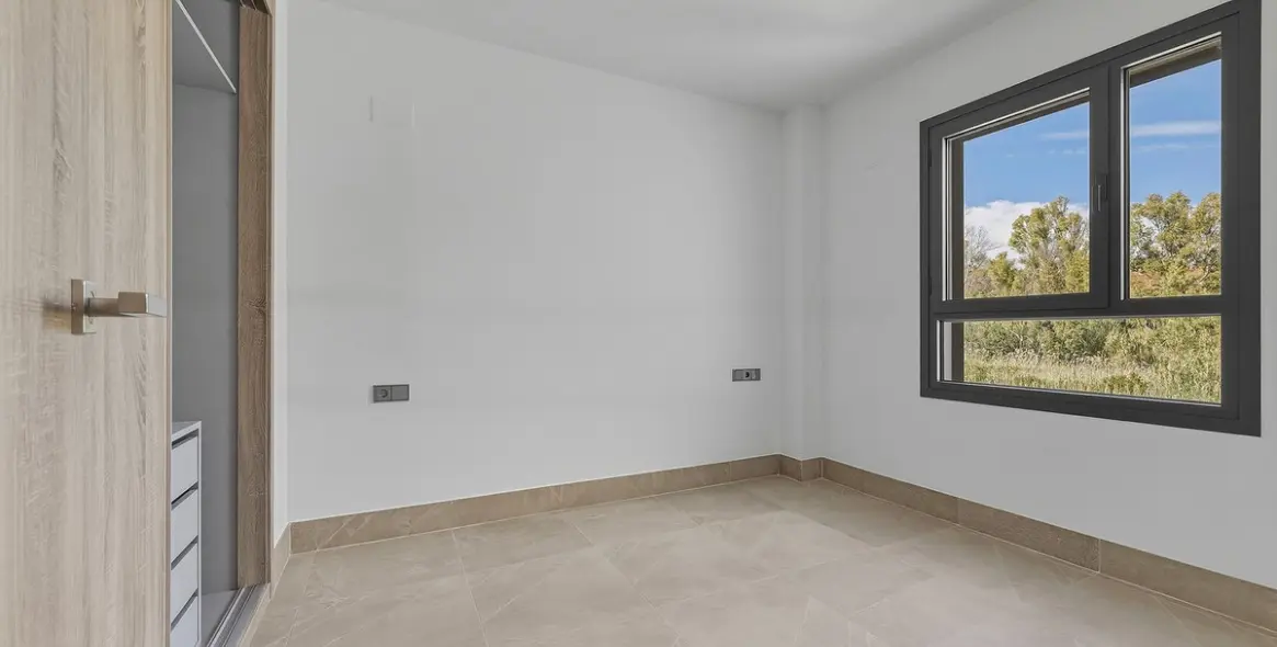 Sale of middle floor apartment in Casares Playa 27