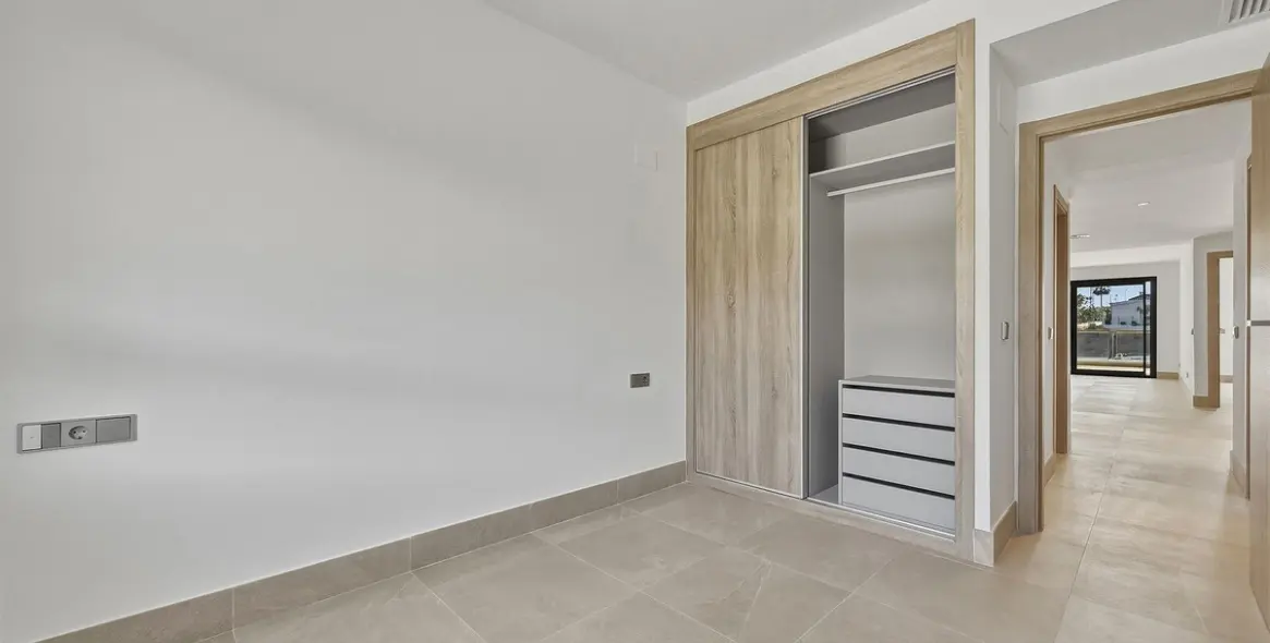 Sale of middle floor apartment in Casares Playa 29