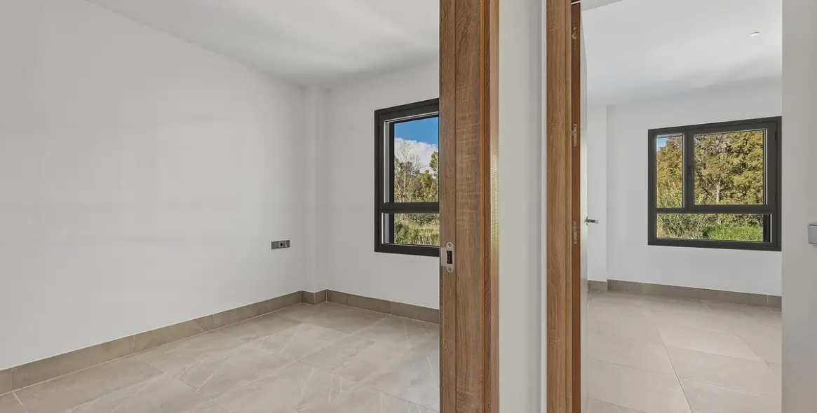 Sale of middle floor apartment in Casares Playa 30