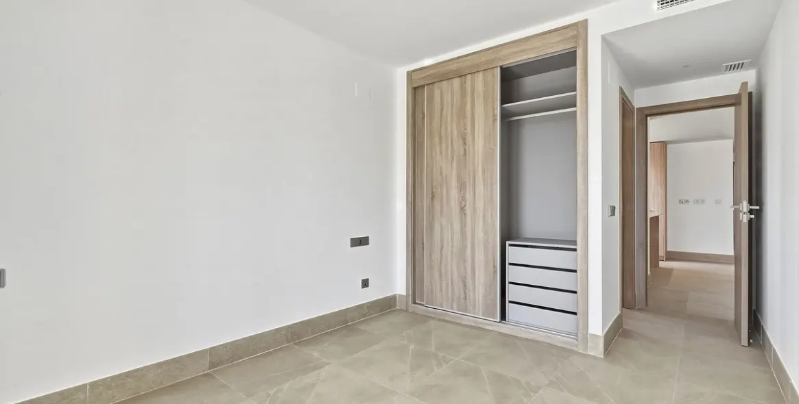 Sale of middle floor apartment in Casares Playa 33