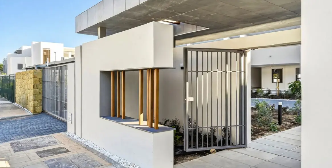 Sale of middle floor apartment in Casares Playa 34