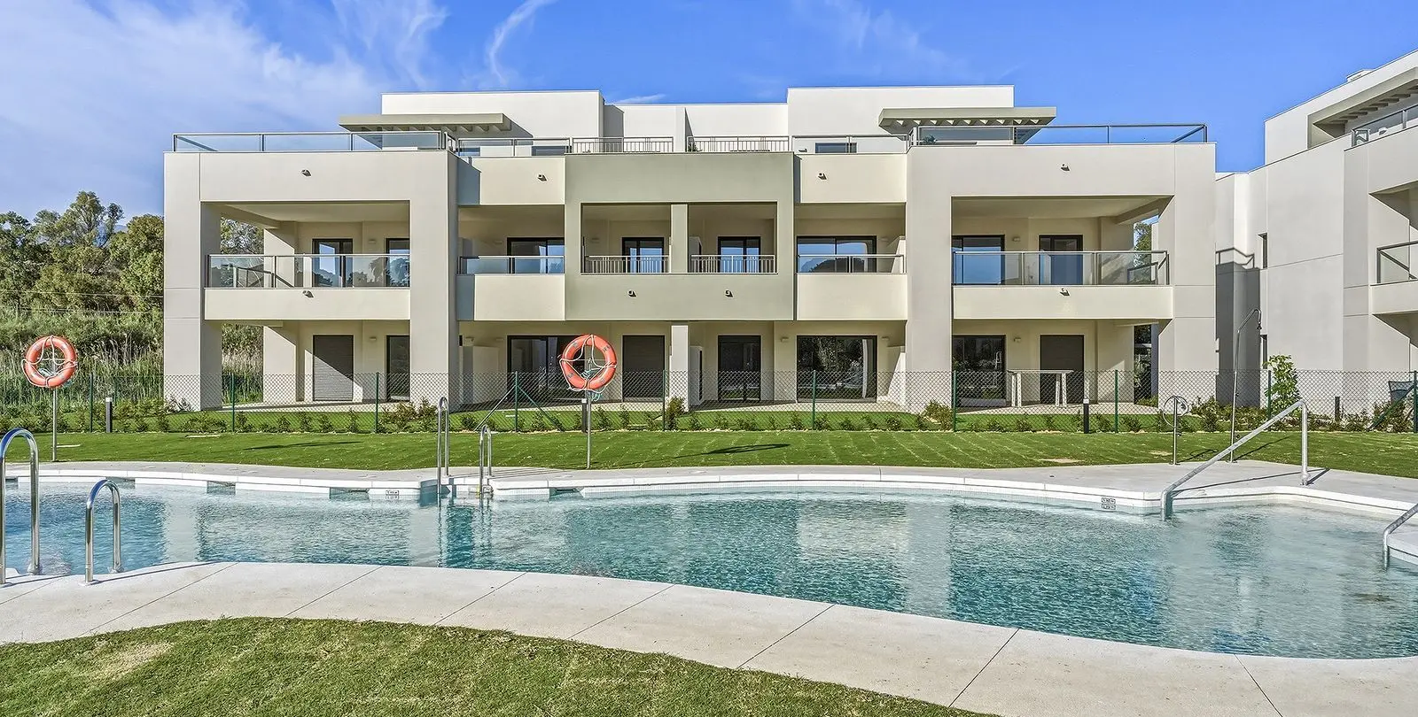Продажа апартаментов на среднем этаже в Casares Playa 2