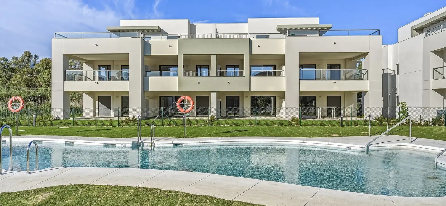 Sale of middle floor apartment in Casares Playa 1