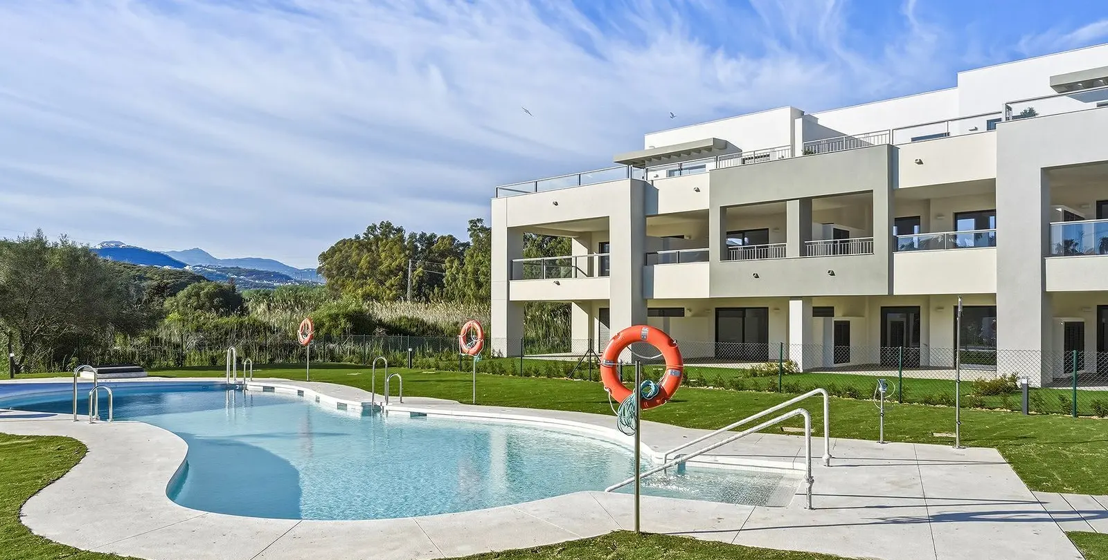 Продажа апартаментов на среднем этаже в Casares Playa 3