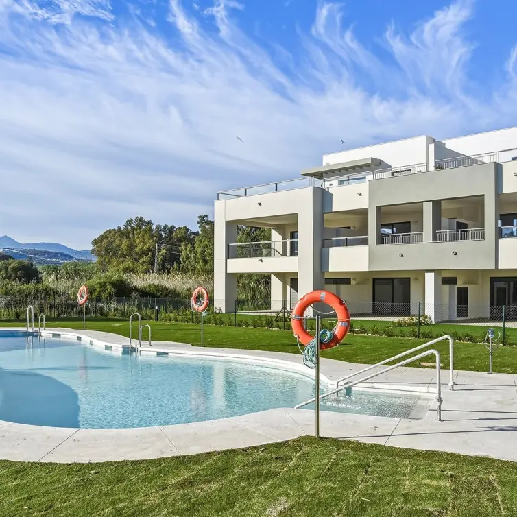Sale of middle floor apartment in Casares Playa