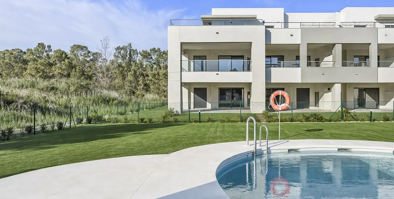 Продажа апартаментов на среднем этаже в Casares Playa 4