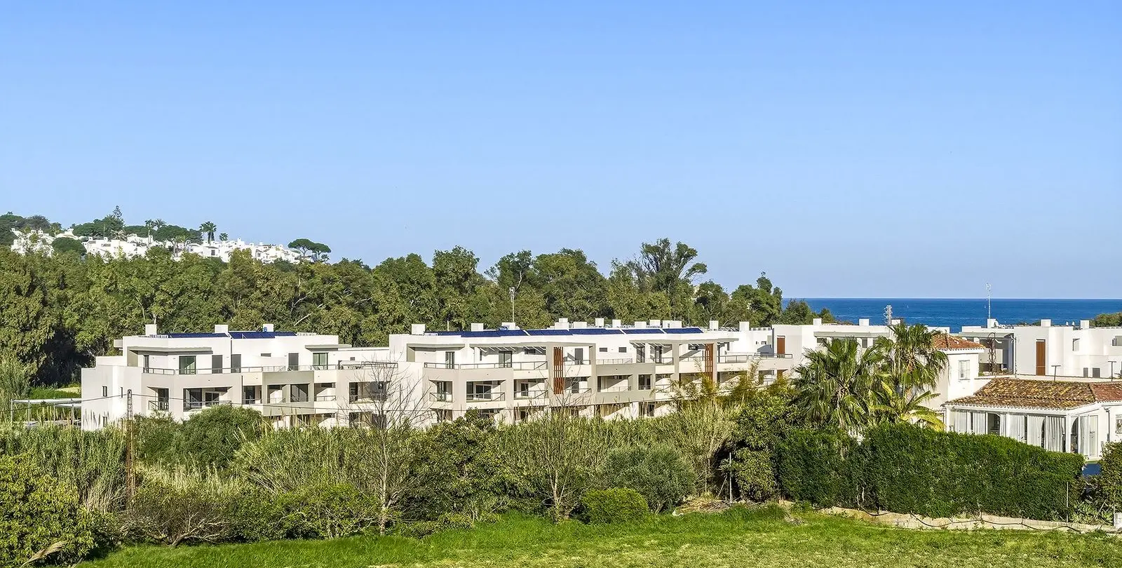 Продажа апартаментов на среднем этаже в Casares Playa 6