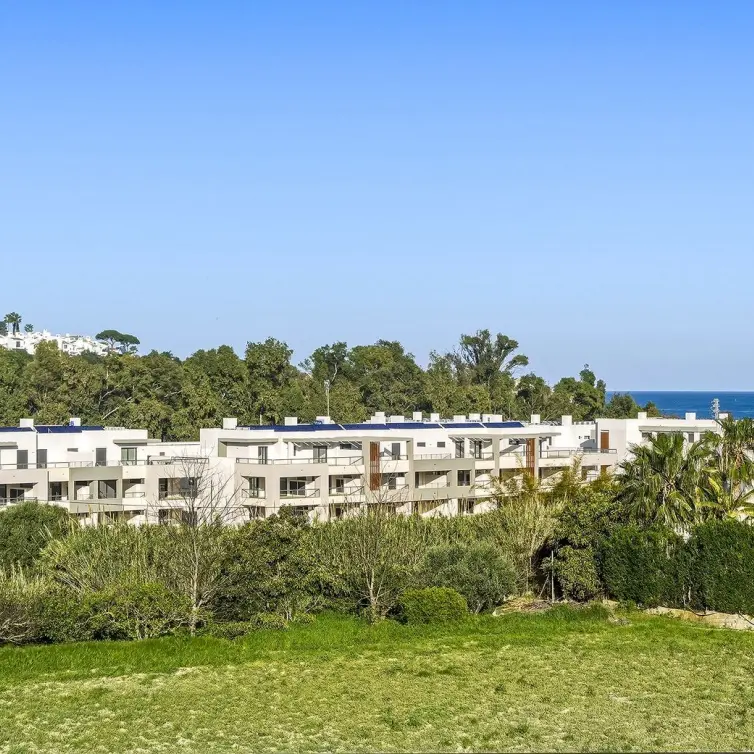 Sale of middle floor apartment in Casares Playa