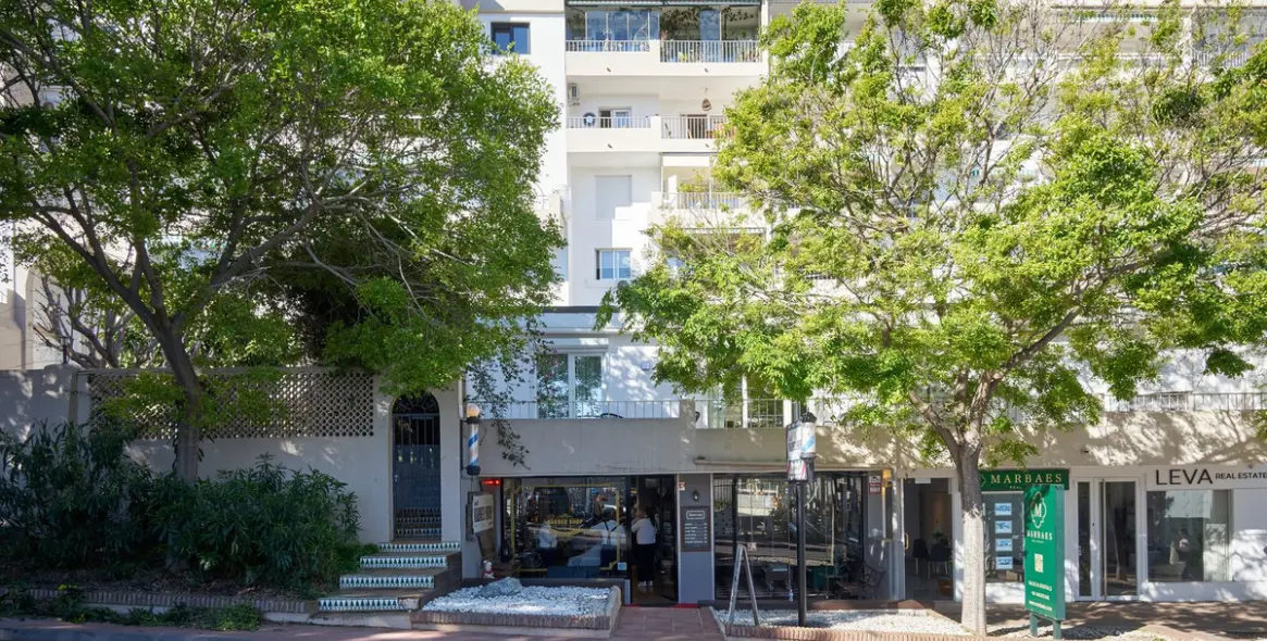 Venta de apartamento en planta media en Nueva Andalucía 36