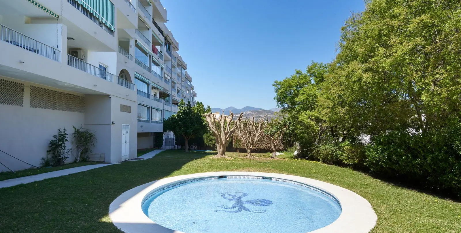 Sale of middle floor apartment in Nueva Andalucía 30