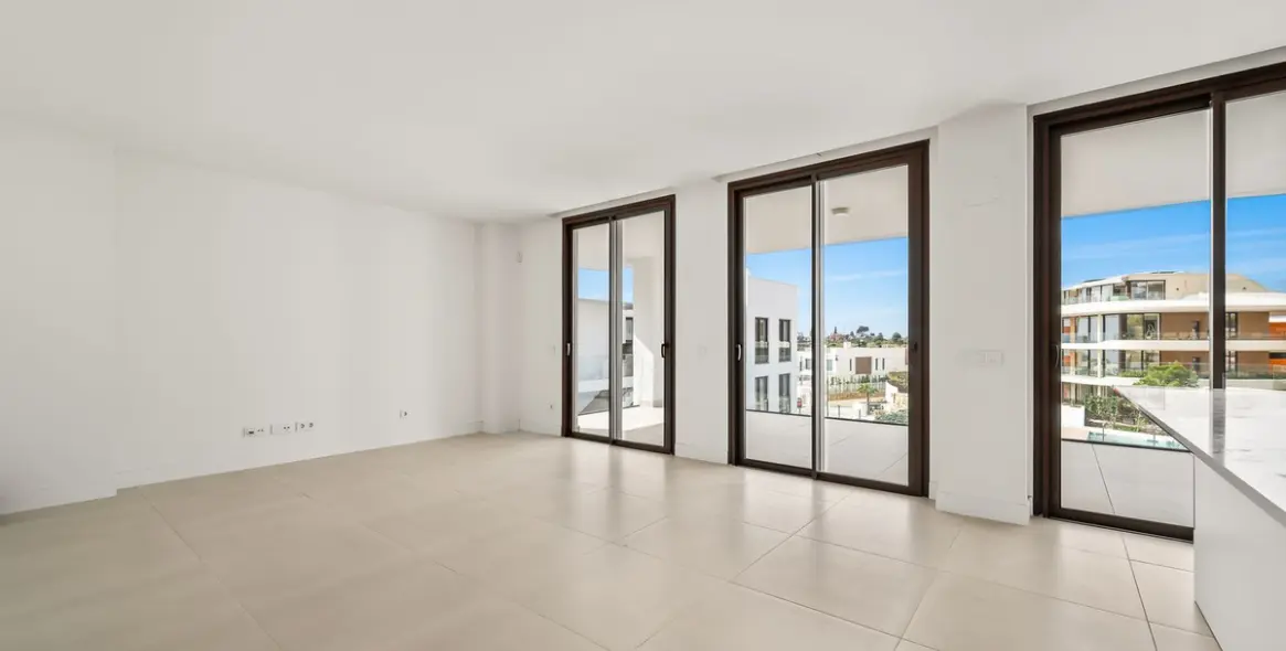 Sale of middle floor apartment in Fuengirola 2