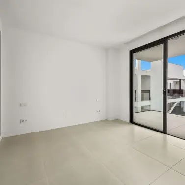 Sale of middle floor apartment in Fuengirola