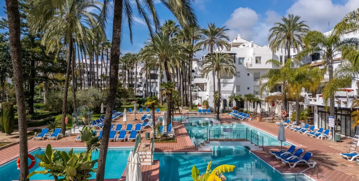 Venta de apartamento en planta media en Puerto Banús 1