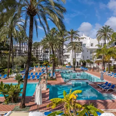 Venta de apartamento en planta media en Puerto Banús