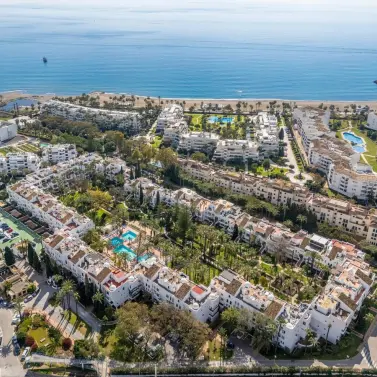 Venta de apartamento en planta media en Puerto Banús
