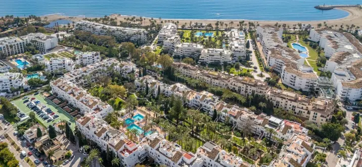 Venta de apartamento en planta media en Puerto Banús 1