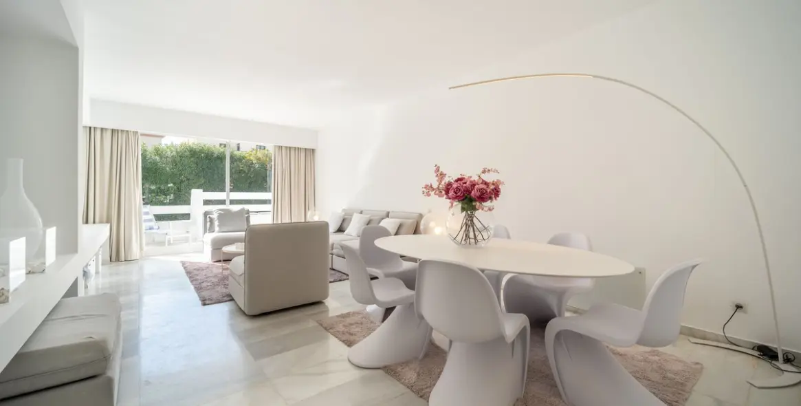 Venta de apartamento en planta media en Puerto Banús 3