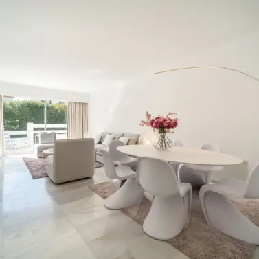 Venta de apartamento en planta media en Puerto Banús