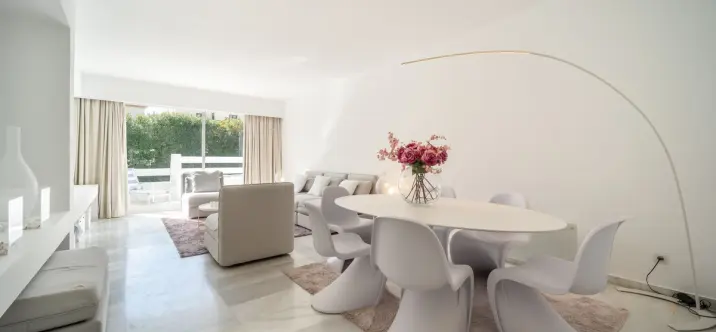 Venta de apartamento en planta media en Puerto Banús 2