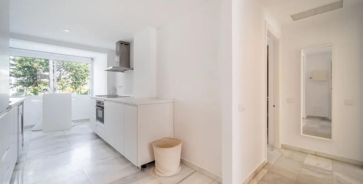 Venta de apartamento en planta media en Puerto Banús 4