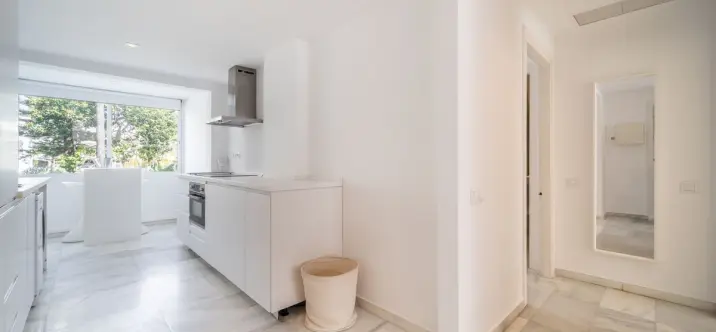 Venta de apartamento en planta media en Puerto Banús 3