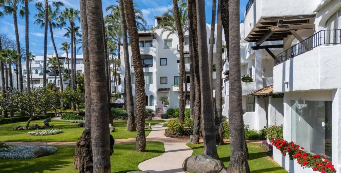 Venta de apartamento en planta media en Puerto Banús 5