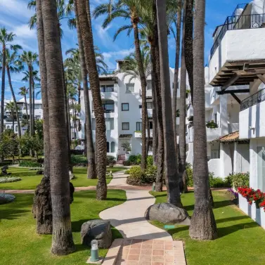 Venta de apartamento en planta media en Puerto Banús