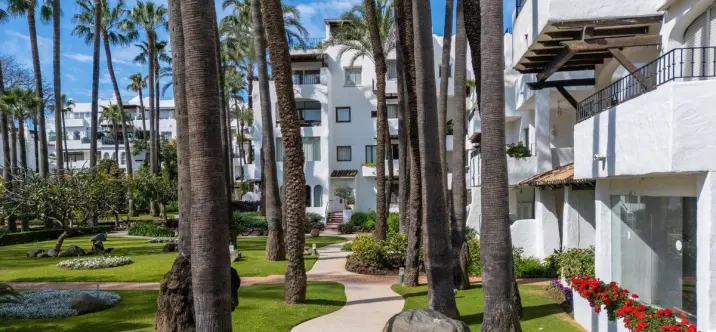 Venta de apartamento en planta media en Puerto Banús 4