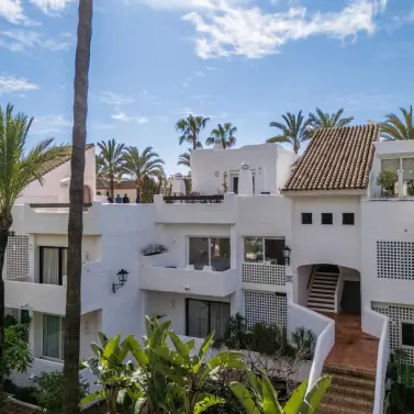 Venta de apartamento en planta media en Puerto Banús