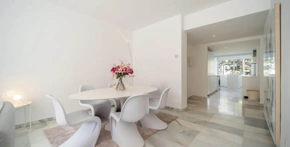 Venta de apartamento en planta media en Puerto Banús 7