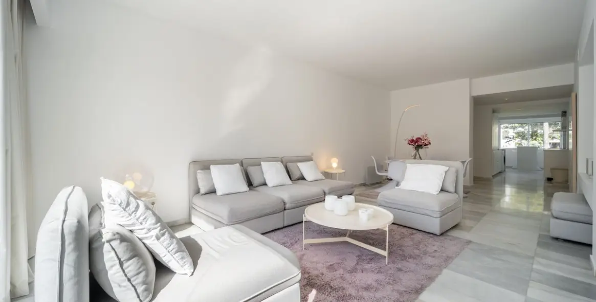 Venta de apartamento en planta media en Puerto Banús 8