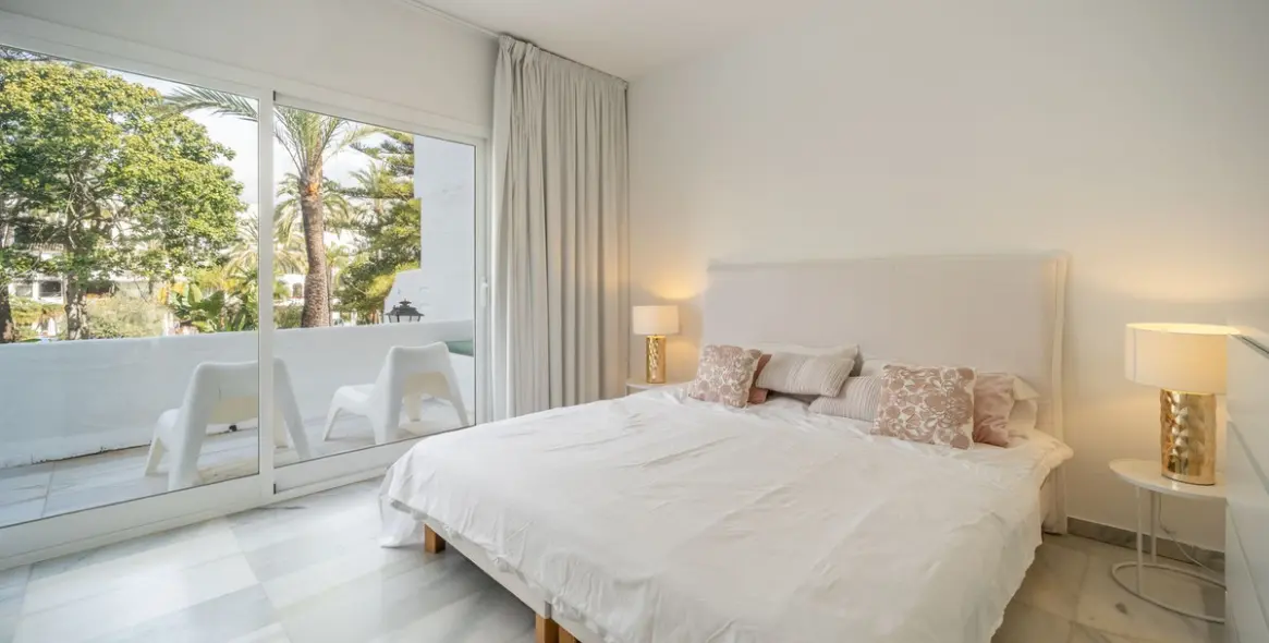 Venta de apartamento en planta media en Puerto Banús 12