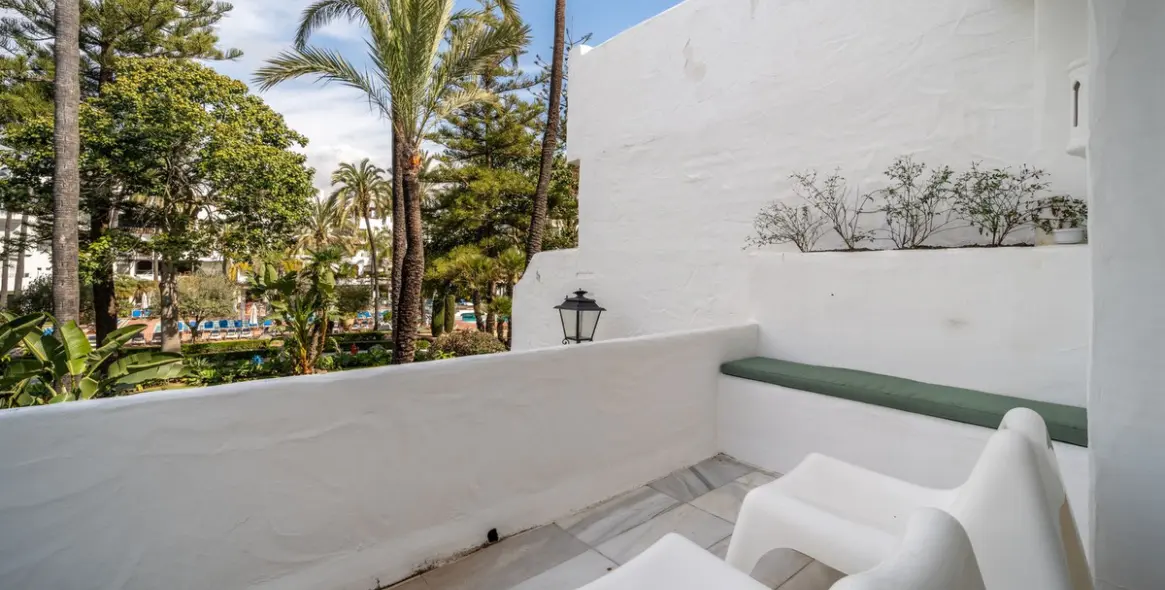 Venta de apartamento en planta media en Puerto Banús 13