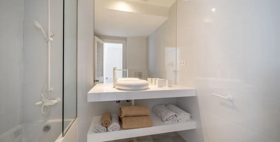Venta de apartamento en planta media en Puerto Banús 14