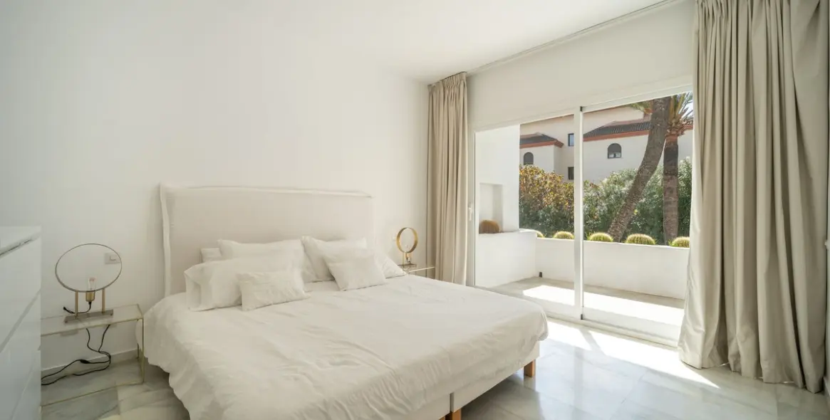 Venta de apartamento en planta media en Puerto Banús 15