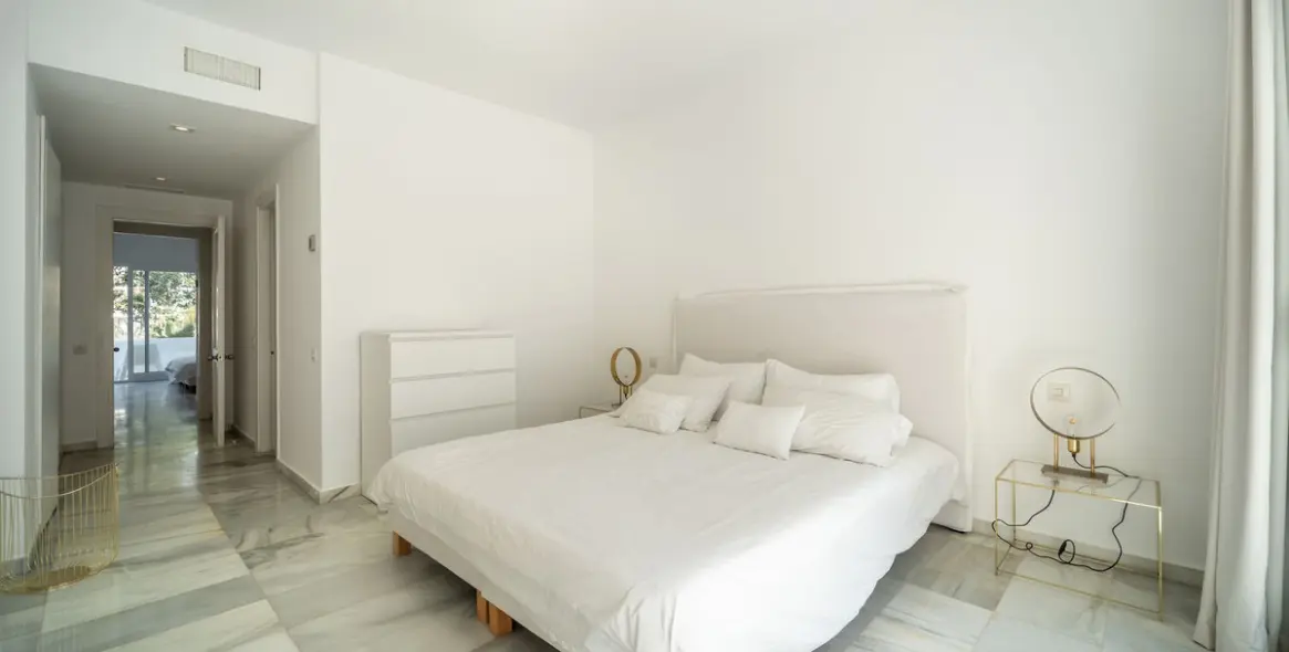 Venta de apartamento en planta media en Puerto Banús 16