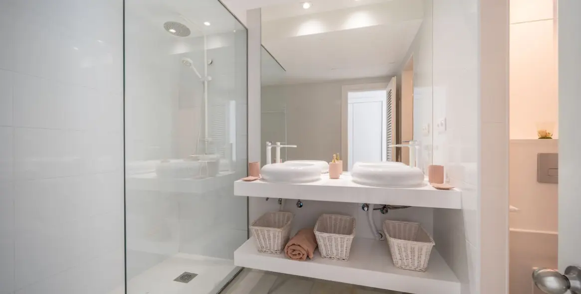 Venta de apartamento en planta media en Puerto Banús 17