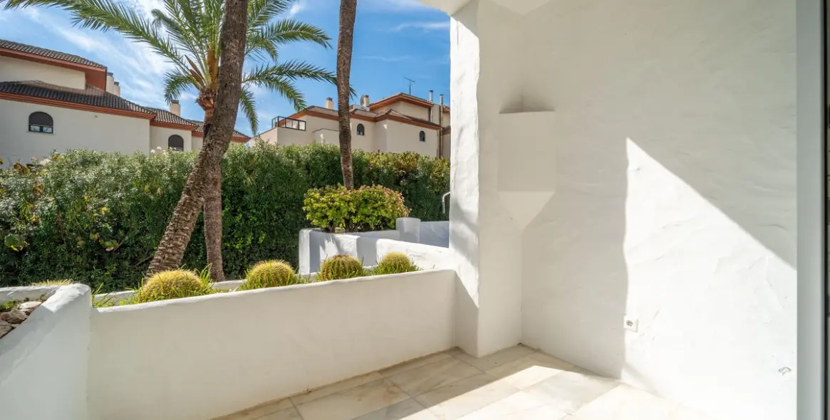 Venta de apartamento en planta media en Puerto Banús 18