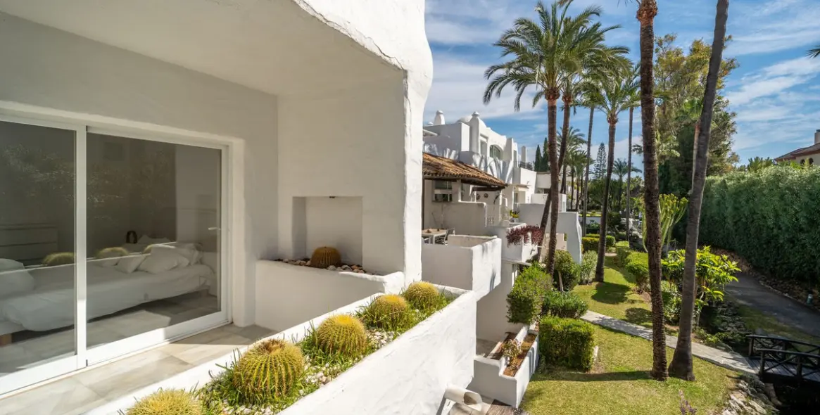 Venta de apartamento en planta media en Puerto Banús 19