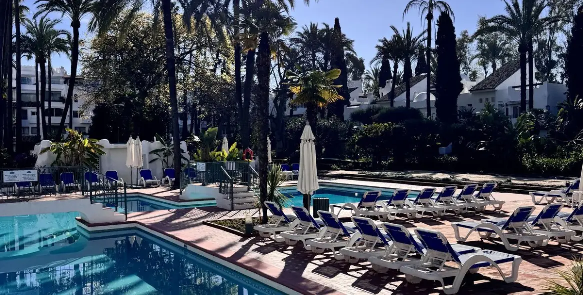 Venta de apartamento en planta media en Puerto Banús 20