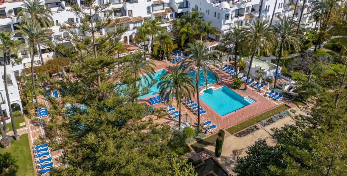 Venta de apartamento en planta media en Puerto Banús 21