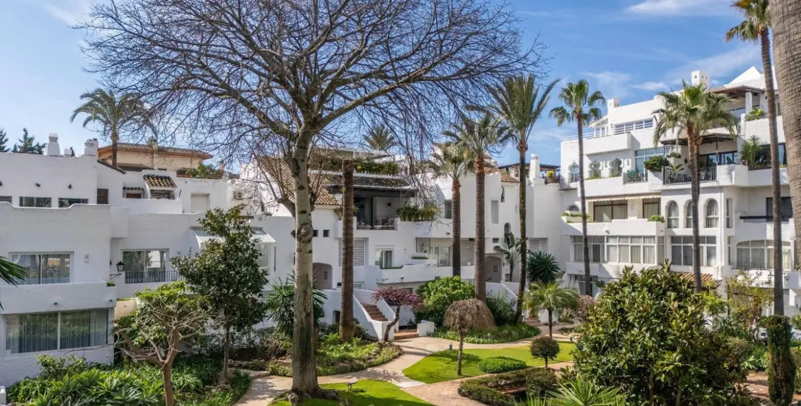 Venta de apartamento en planta media en Puerto Banús 22